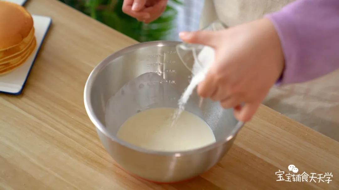 淡奶油加入15克细砂糖，中速打发，直至提起打蛋器呈小尖角，装进裱花袋