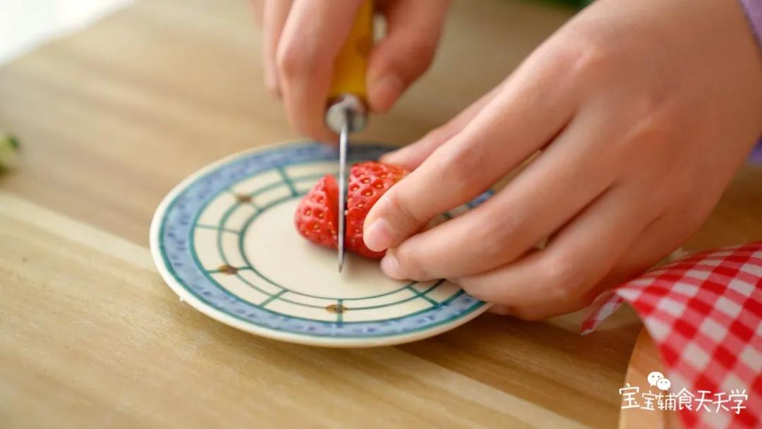 制作圣诞老人：把草莓底部去掉，把草莓尖切下，挤上奶油，再放回草莓尖，点上2颗芝麻作眼睛，用奶油点纽扣