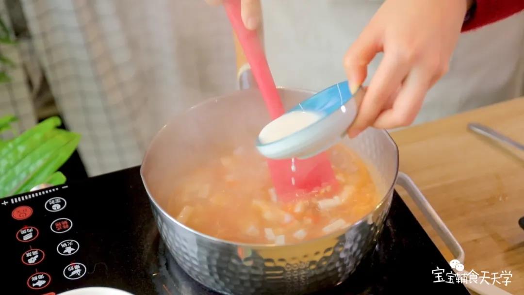 玉米淀粉水倒入锅里，搅拌均匀，煮至浓稠即可出锅