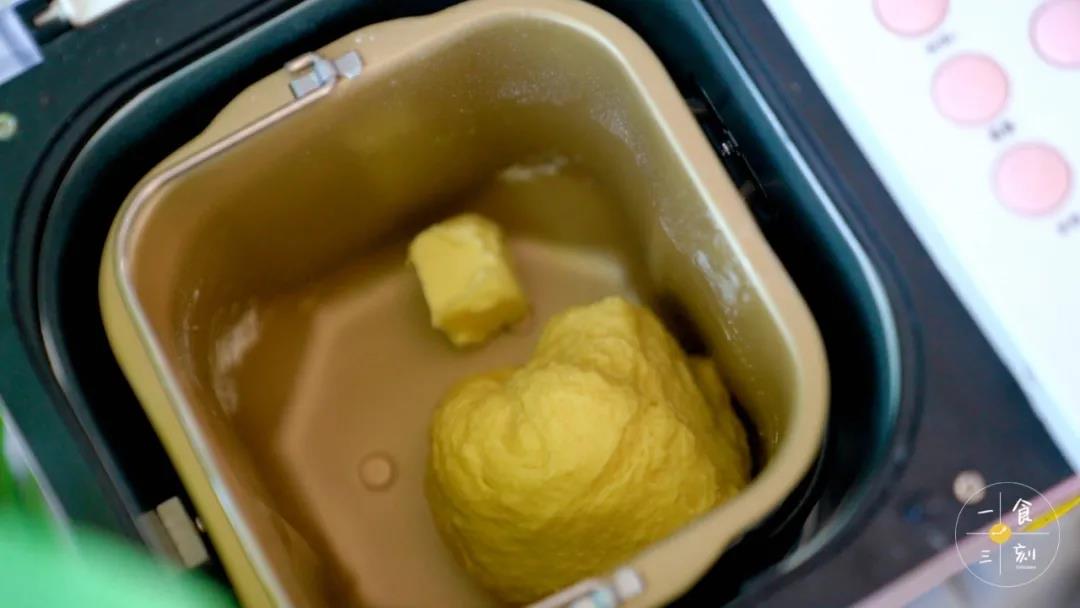 放入20g黄油，选择模式19单独和面，继续揉打出粗膜