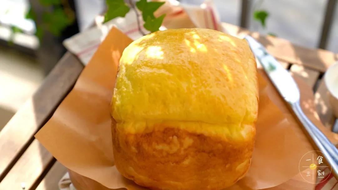 撕开椰蓉吐司，只见丝丝相扣，入口绵软香甜。学会了它，就不用再去面包店买了。