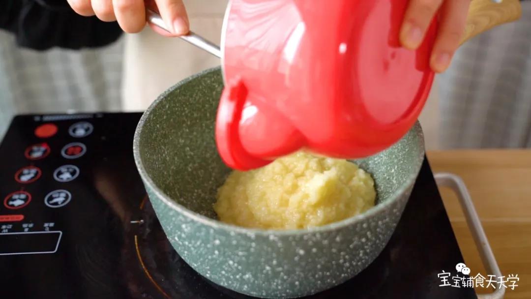 小米提前煮成粥，如果比较浓稠可以适量地加些水
