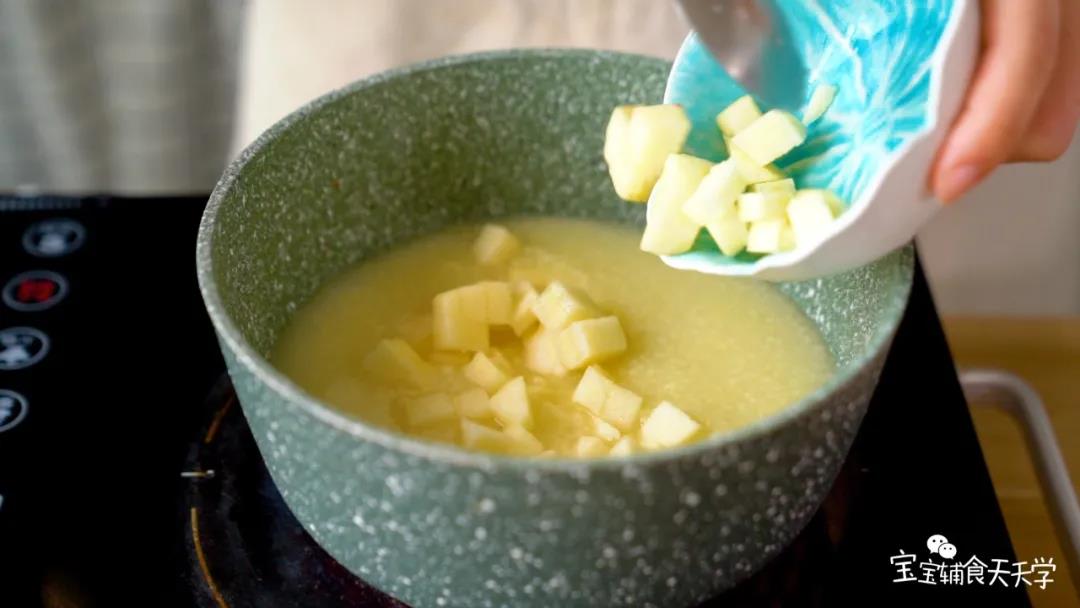 待小米粥沸腾后，加入苹果，煮至苹果软熟