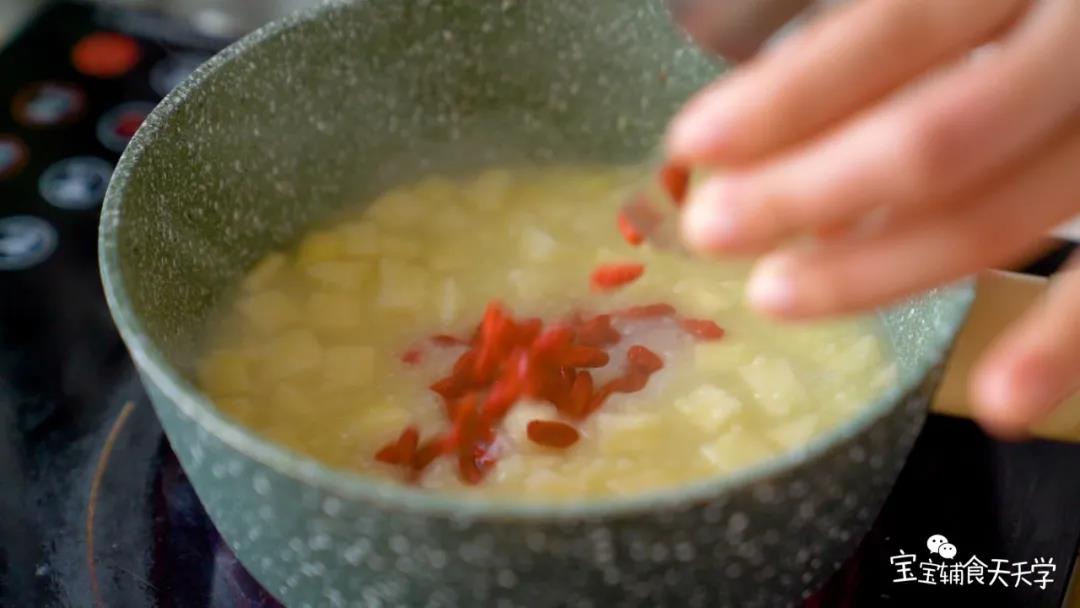 加入枸杞，再次煮滚后转小火，煮至入味即可