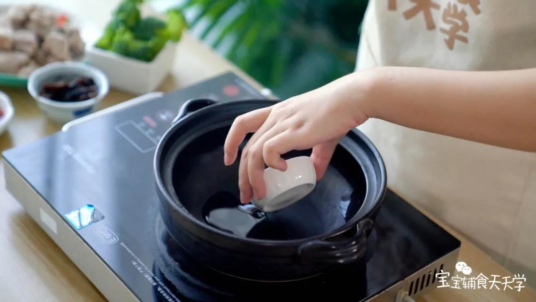 锅中倒入热炒油，下火锅底料和排骨，稍微翻炒几下