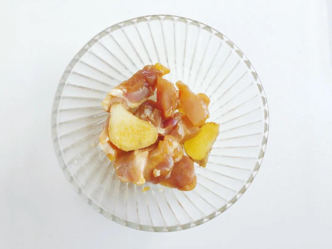 鸡腿肉洗净，用淀粉、姜片和酱油（可不加）抓匀腌制15分钟。