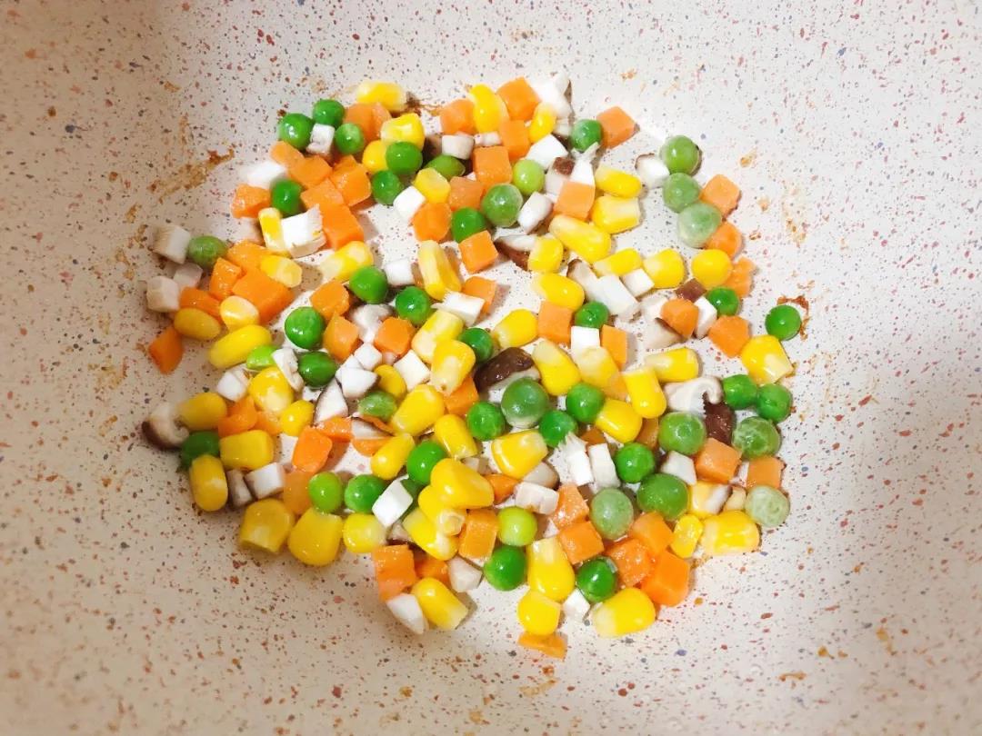 杂菜（胡萝卜玉米豌豆香菇）洗净，入油锅翻炒。