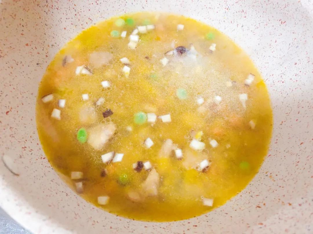 加适量水煮沸。放入鸡腿肉，小火煮至汤汁变浓稠。