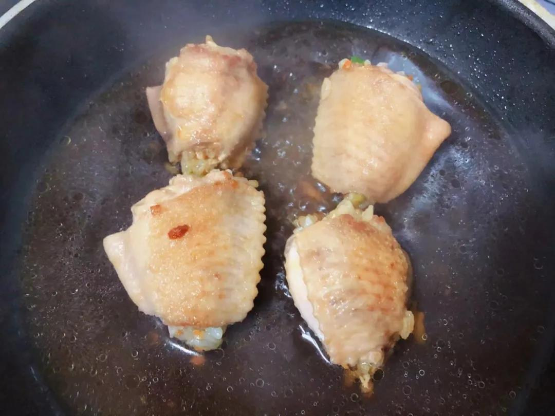 第8步：锅内加入酱油、适量热水，盖盖中火焖煮至水分快干、鸡翅熟透。