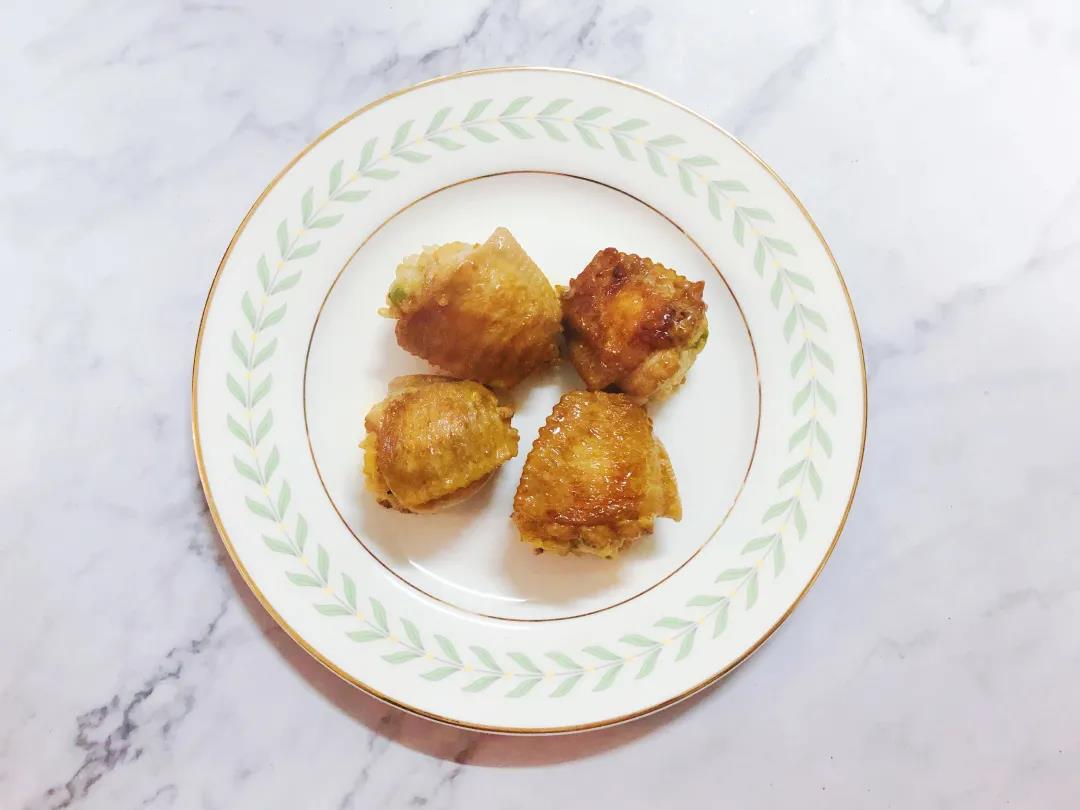 第9步：小小鸡翅里能有很多宝藏，去掉骨头后可以塞米饭、塞蔬菜，再煎一煎、焖一焖。一口咬下去，主食菜肉全都有，好满足！