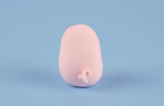 步骤5：把尾巴粘到小猪屁股上并做好造型。