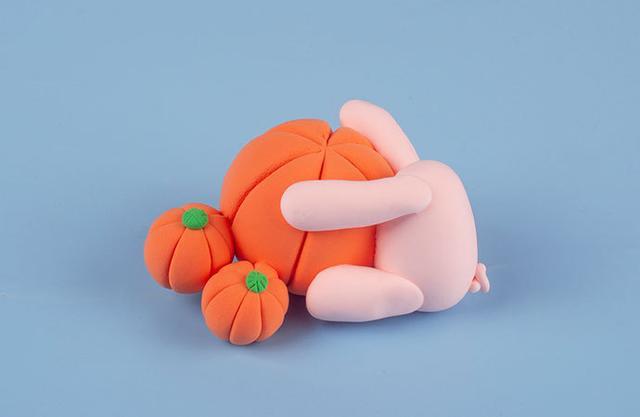 步骤7：把小猪的身体和四肢粘好做好造型。