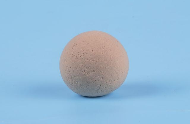 步骤1：我们的小白兔是浅咖色的，用咖啡色粘土加一些白色粘土调出浅咖色来，然后揉一个圆球，用七本针戳出小孔。