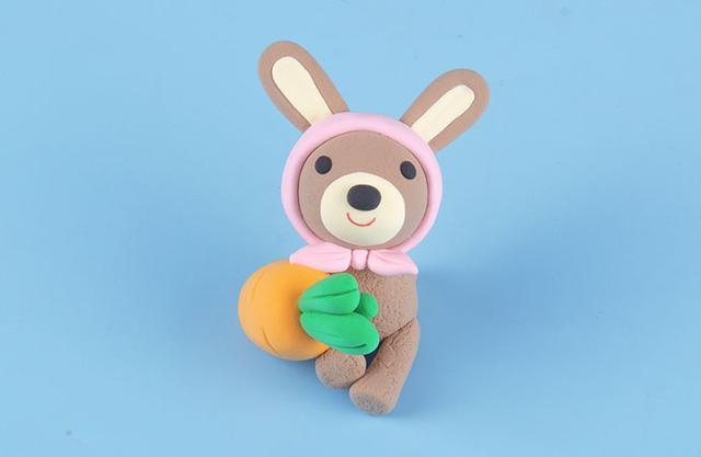 步骤10：把胡萝卜放在小兔子一边粘好。