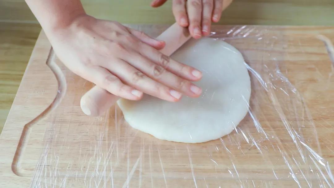 隔着保鲜膜擀平糯米团