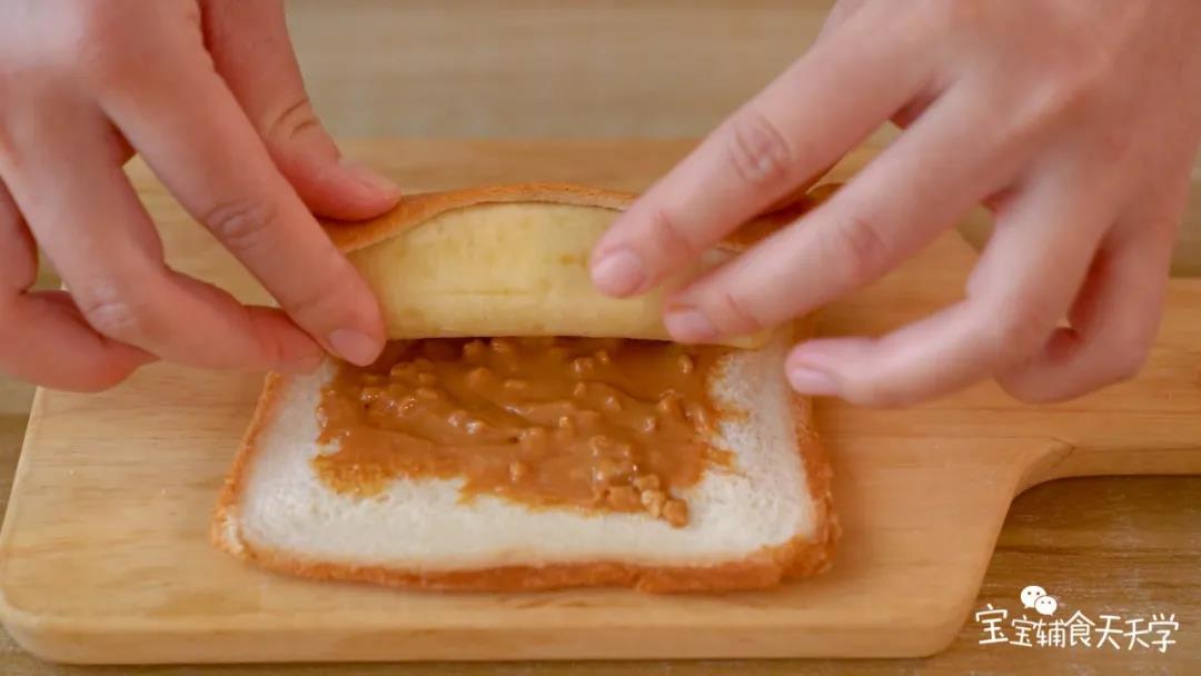 放入香蕉，卷起来固定