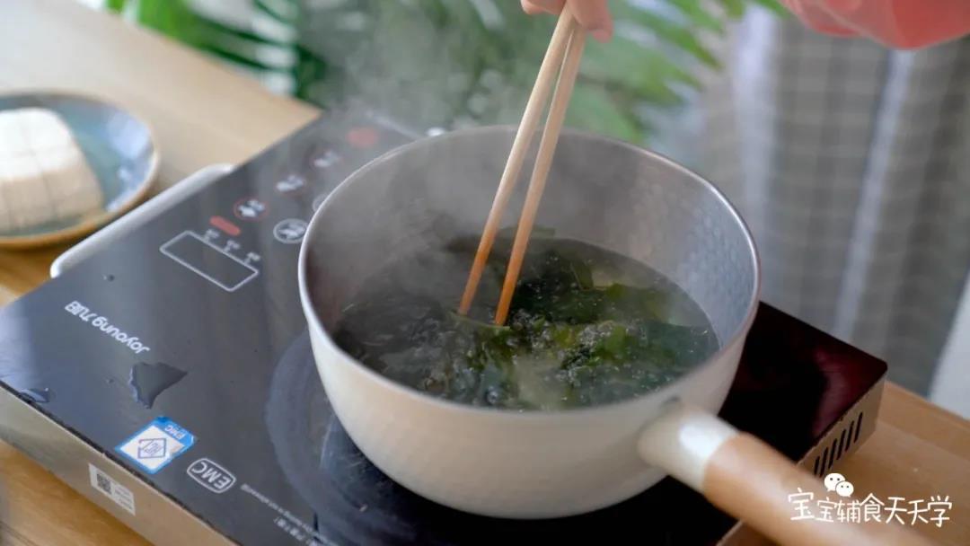 锅中加入适量水，水开后，放入裙带菜、食用油，煮至沸腾