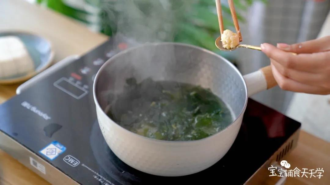 中小火，将虾滑一个个放入锅中，稍煮片刻