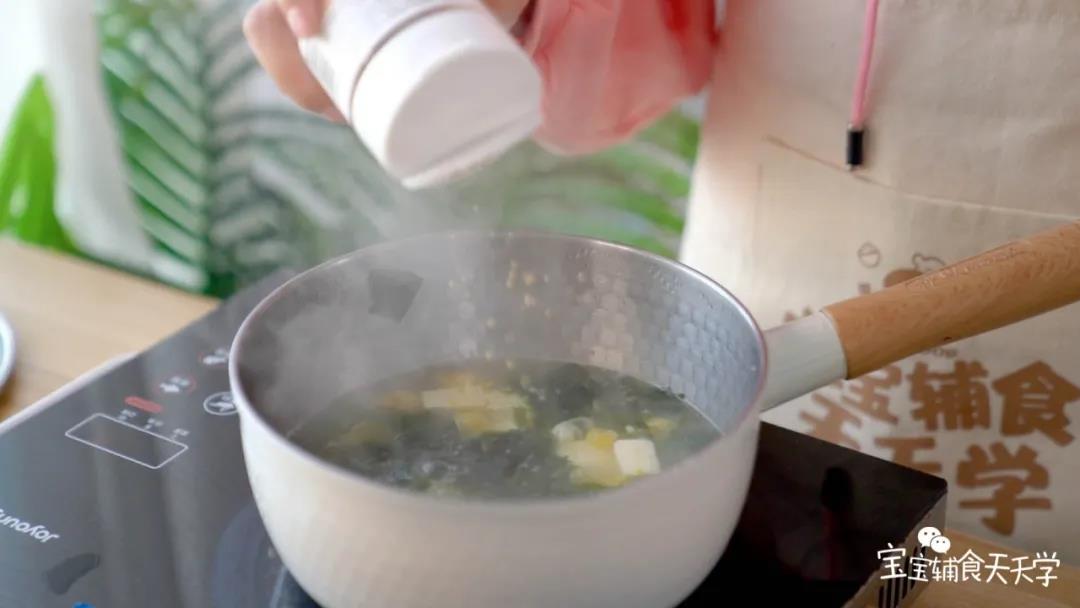 撒入松茸粉、葱花即可