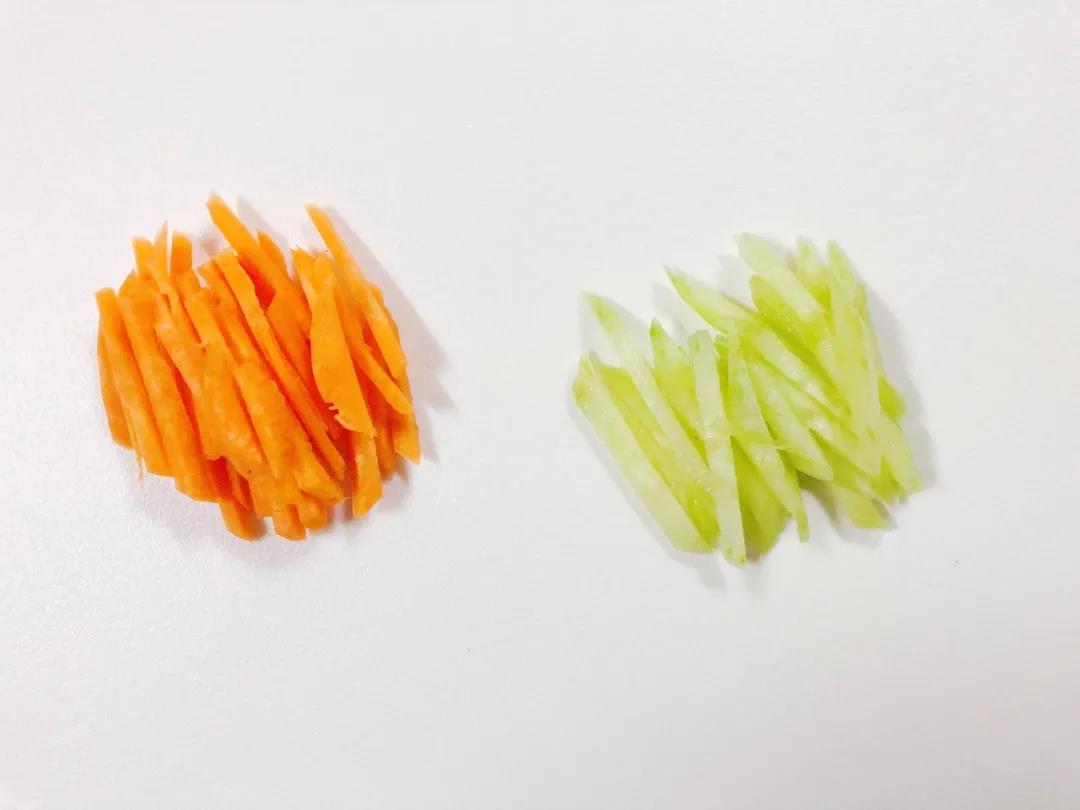 胡萝卜、黄瓜洗净去皮切条。