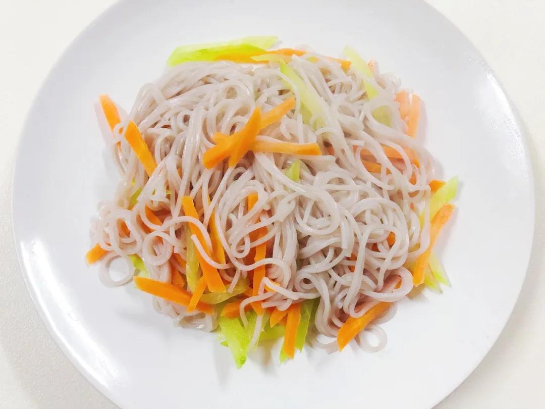  蔬菜和面条一起煮熟，捞出沥干。