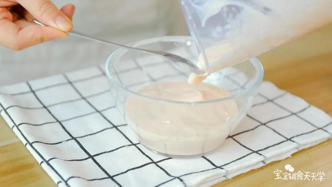 倒出泥糊，打入鸡蛋，搅拌均匀