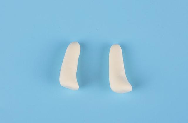 步骤7：用浅黄色粘土做出小刺猬的两只腿。