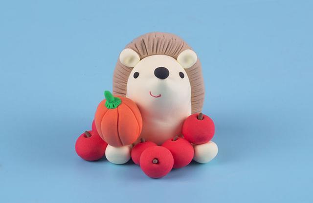 步骤10：把做好的果子堆到小刺猬身边摆好造型。
