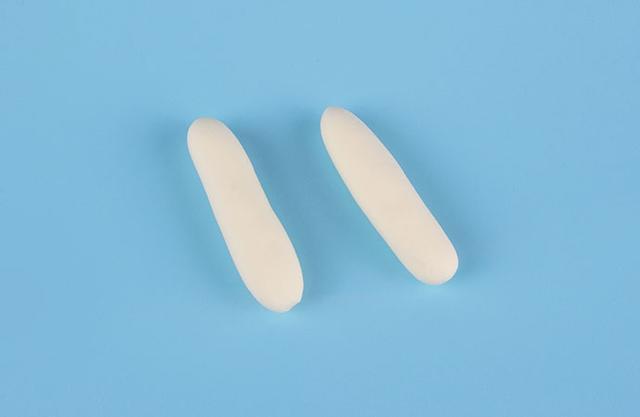 步骤11：然后做两根浅黄色的圆柱作为胳膊。