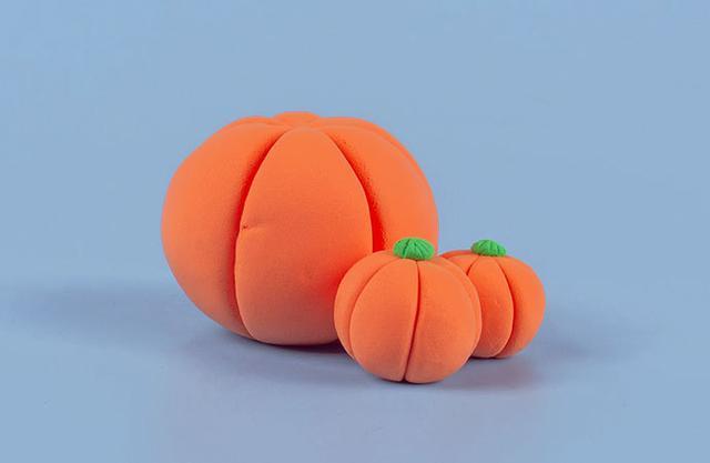 步骤3：最后用绿色粘土做一个瓜蒂粘在上面即可，这样南瓜就做好了，很简单是不是？大家可以多做几个大小不同的南瓜哦