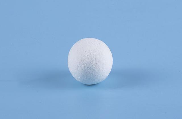 步骤1：我们的小熊是有一点点淡淡的灰色调，我们需要用白色粘土加一点点灰色混合而成，一点点黑色就足够了。把我们混合而成的灰白色粘土揉一个圆球，然后上面用七本针戳出毛绒的痕迹。