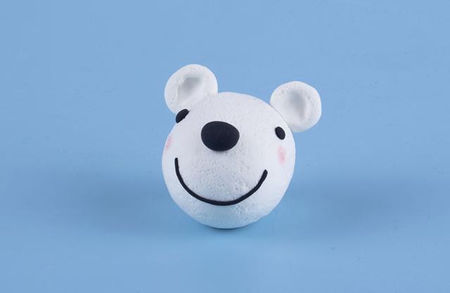 步骤3：把眼睛鼻子和嘴巴按照上图的样子粘好，再做出小熊的两只耳朵，最后给小熊涂上一点腮红，这样头部就做好了。