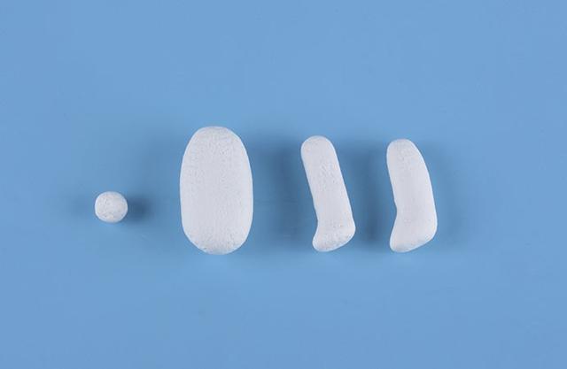 步骤4：下面我们用灰白色粘土做一个粗一点的圆柱形作为身体，然后再做两根细一点的圆柱做腿部，底部要整理成脚的样子，最后做一个圆球作尾巴。