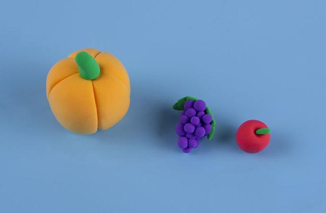 步骤6：然后我们做出蔬果，有金色的南瓜，紫色的葡萄，还有红彤彤的苹果。