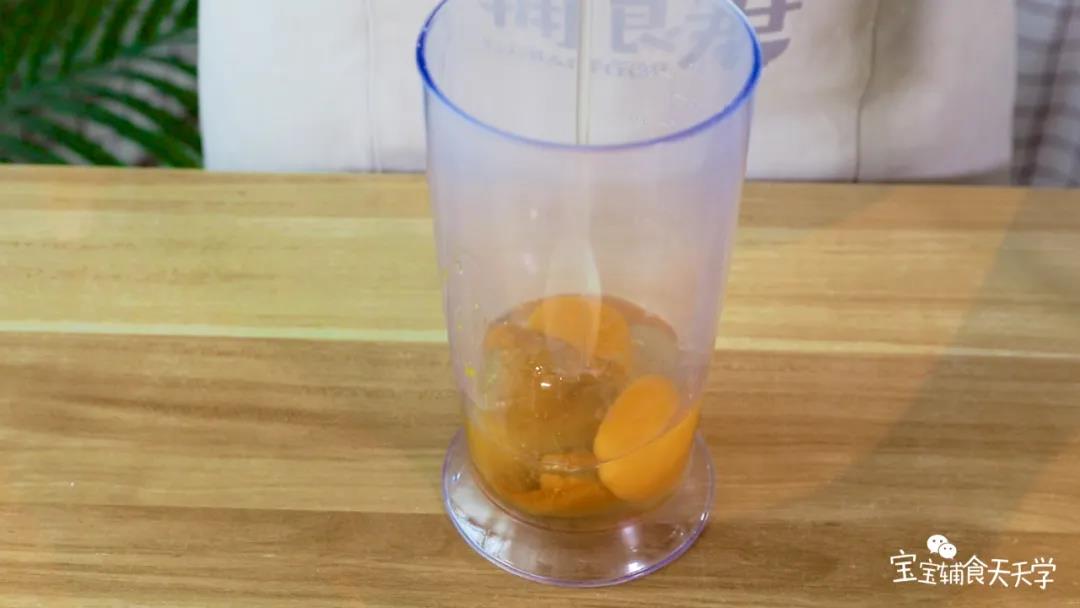 熟南瓜倒入搅拌杯