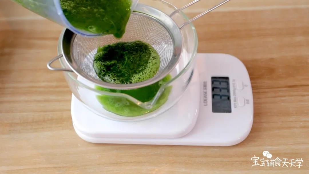 然后过滤出100克菠菜汁，加入一个鸡蛋搅拌均匀