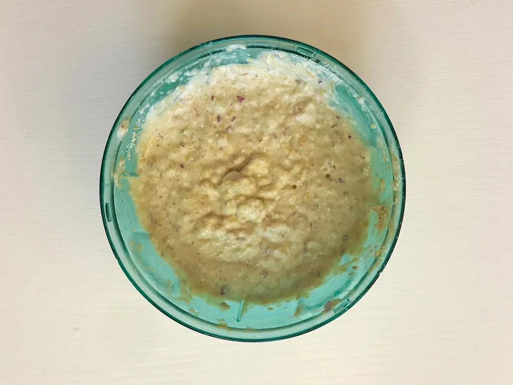 放入面粉、小麦胚芽和奶粉，搅拌均匀。