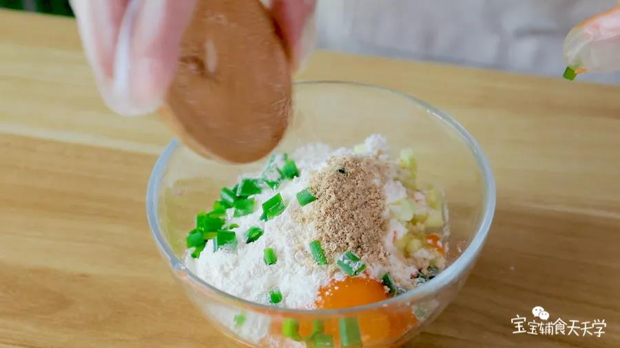 瓜肉丁拌入葱花、胡萝卜丁，打入鸡蛋，面粉，虾皮粉