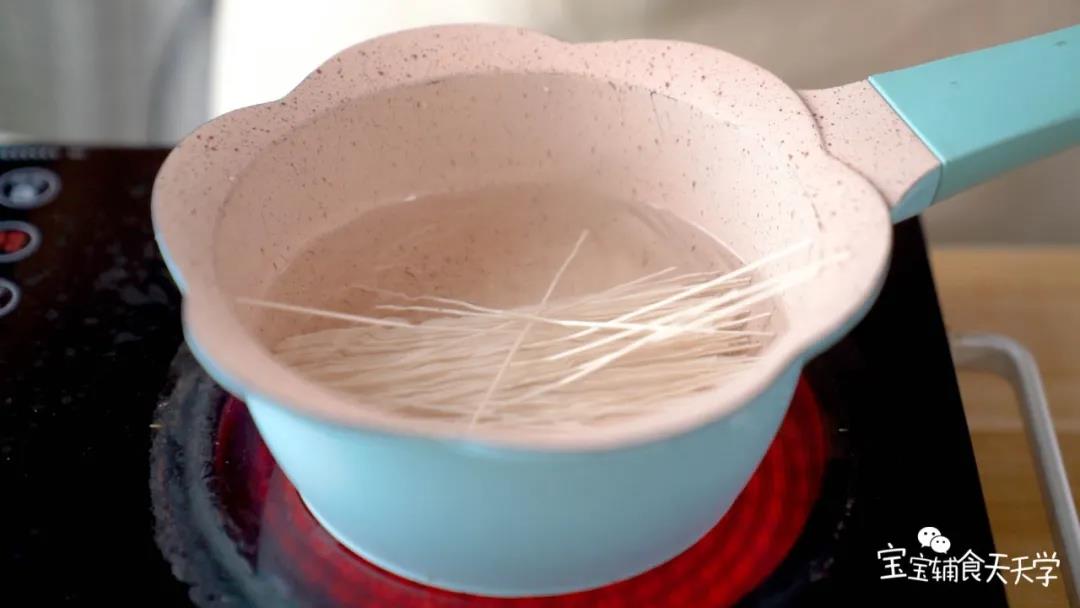 雪藕面煮熟，过冷水