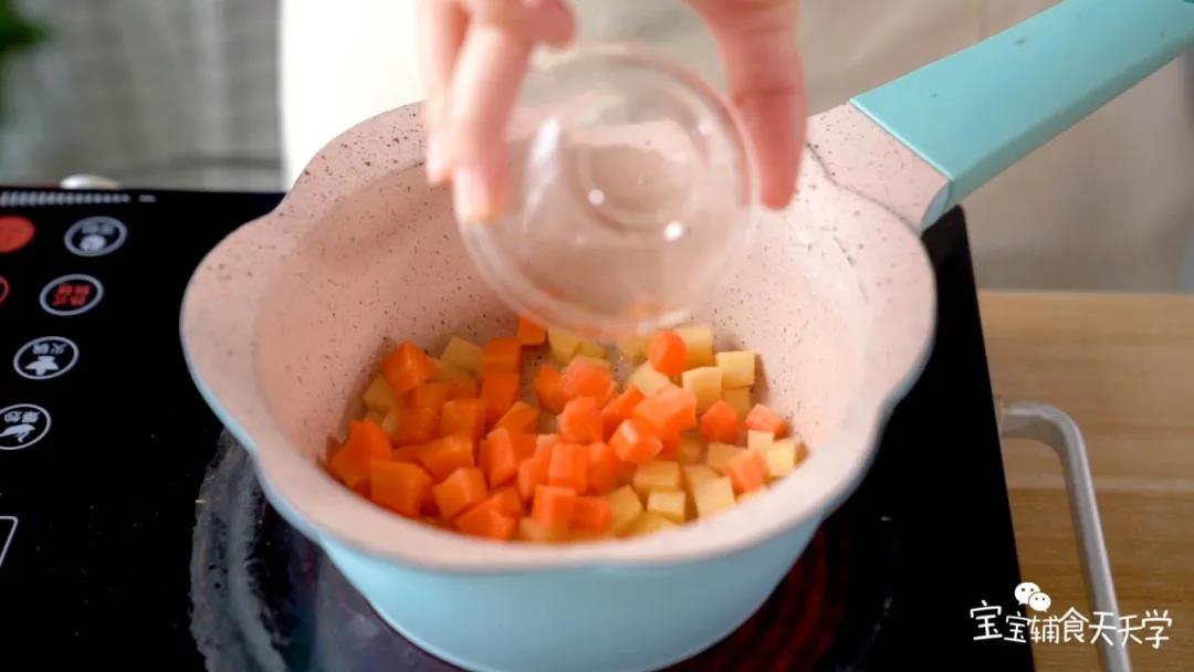 热锅倒油，放入胡萝卜丁，土豆丁炒香