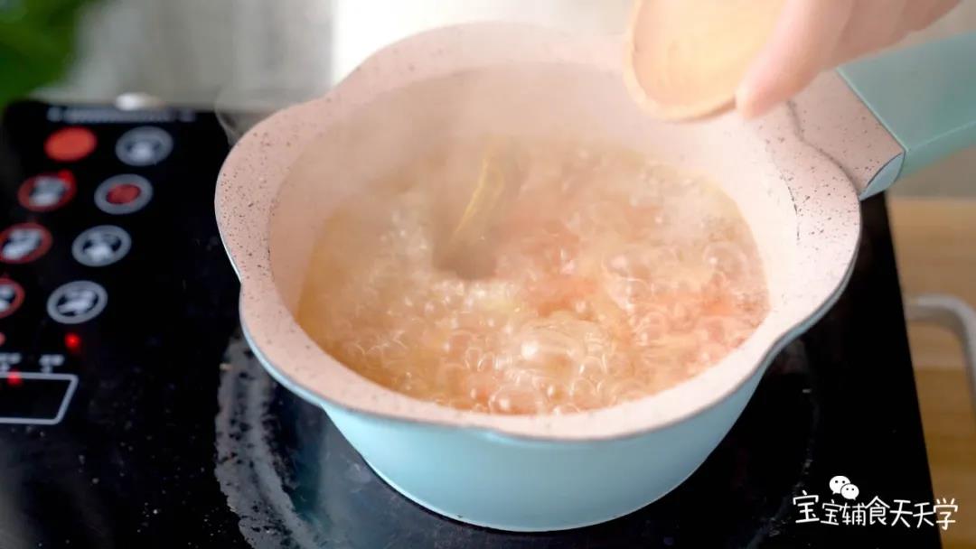 加入适量水，放入咖喱块煮至完全融化