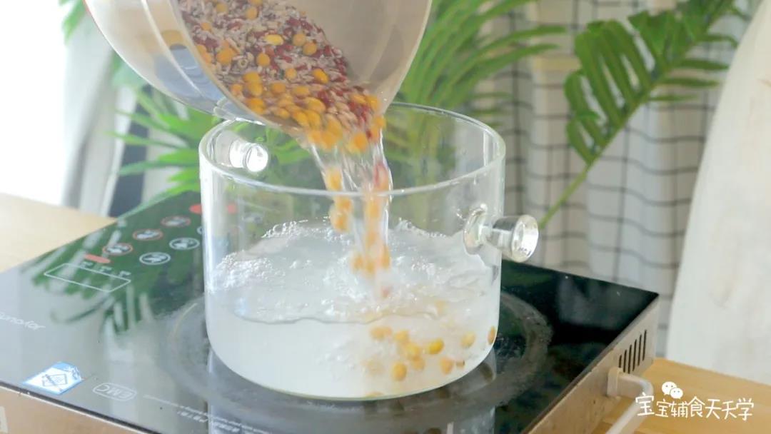 锅中加入1升水，放入浸泡好的材料，大火煮开