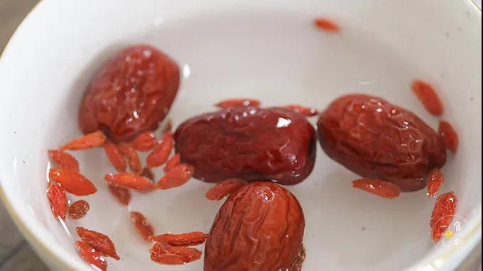 将红枣和枸杞用热水浸泡15分钟