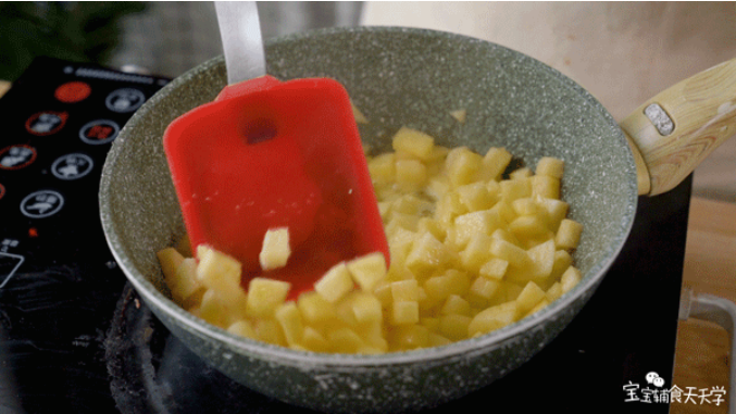 倒入白砂糖，将苹果煮软