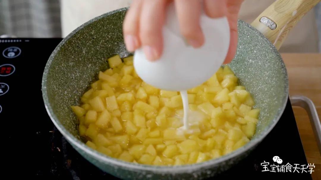 倒入淀粉水，煮至微微浓稠，放凉备用