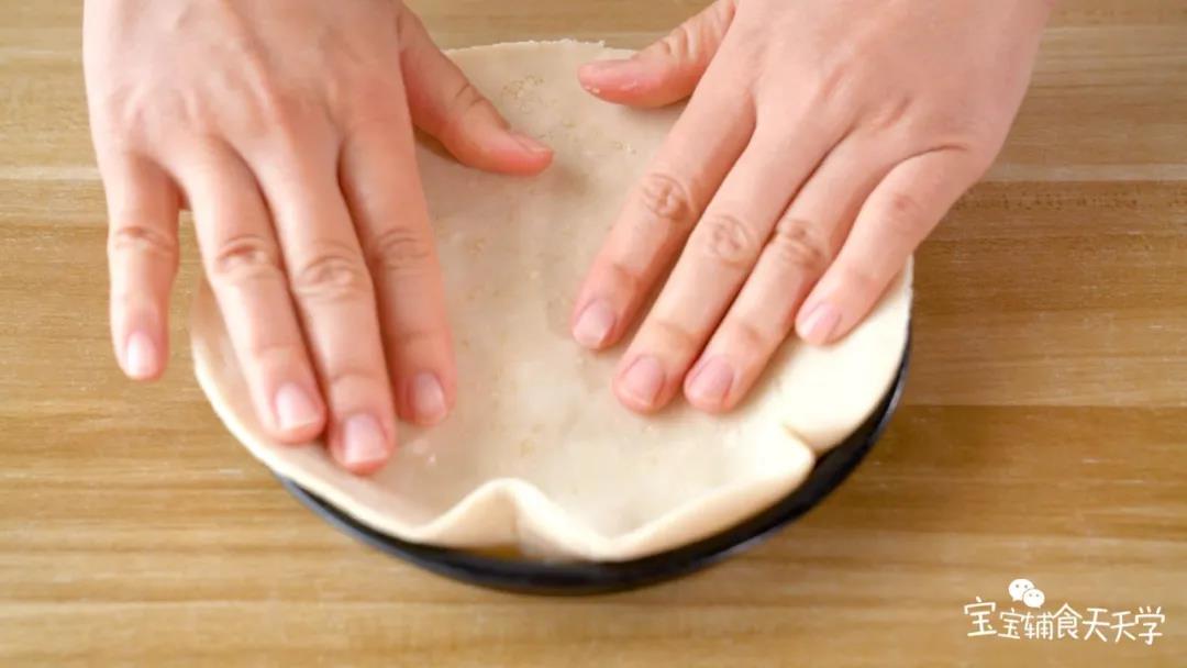 派盘涂油，手抓饼放入派盘