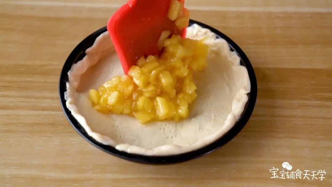 放入苹果馅料，铺平