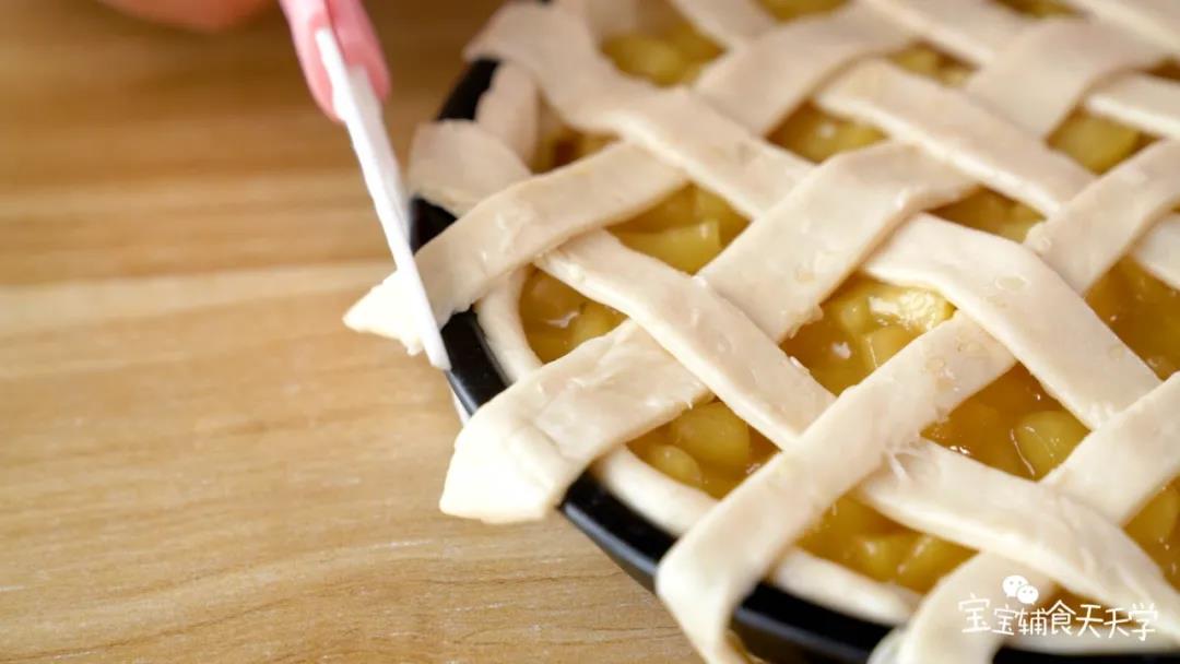 去掉多余的边角，刷上蛋黄液