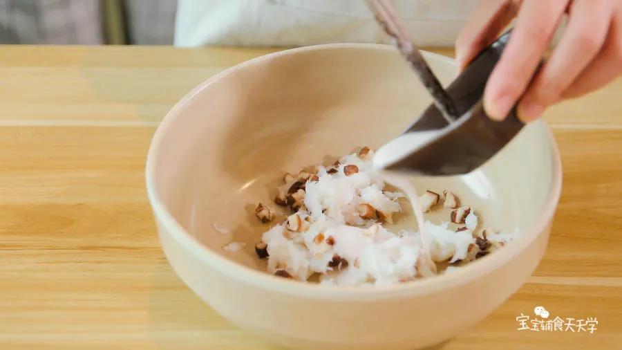 倒入鱼泥中搅拌均匀