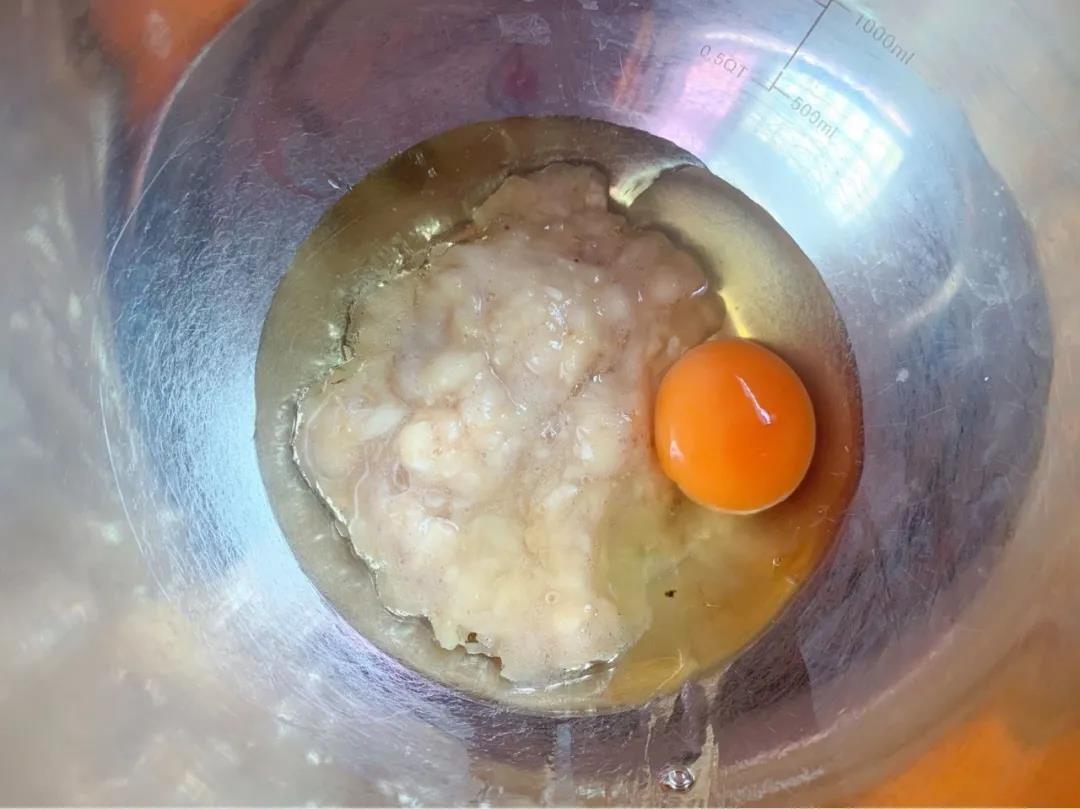 取1根香蕉（约100克）去皮压成泥，加入鸡蛋和油搅拌均匀。
